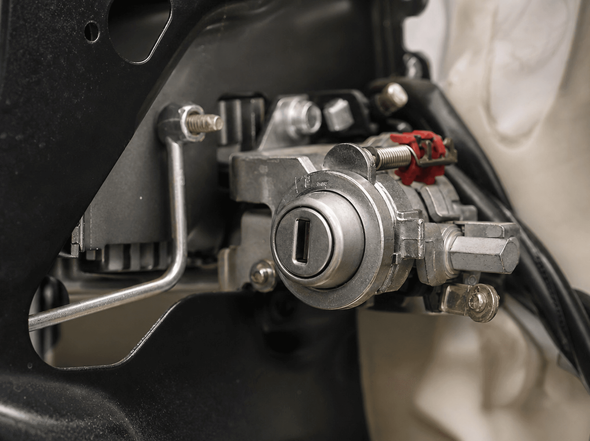 Exposed vehicle door lock cylinder with linkage rods inside a door panel